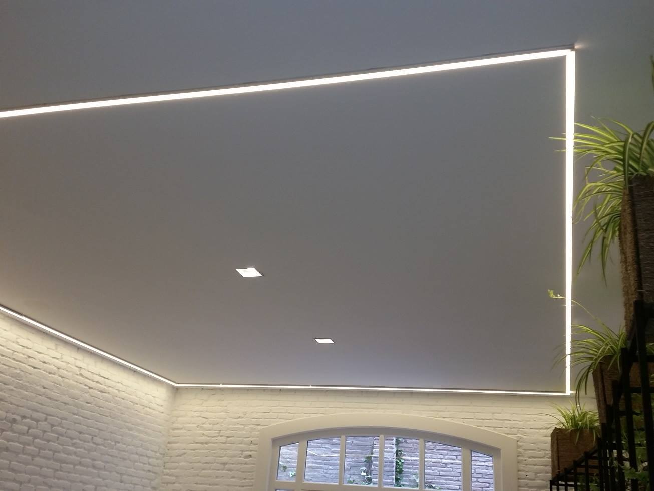 Iluminación LED perimetral en techo decorativo instalada por electricista en Guadalajara