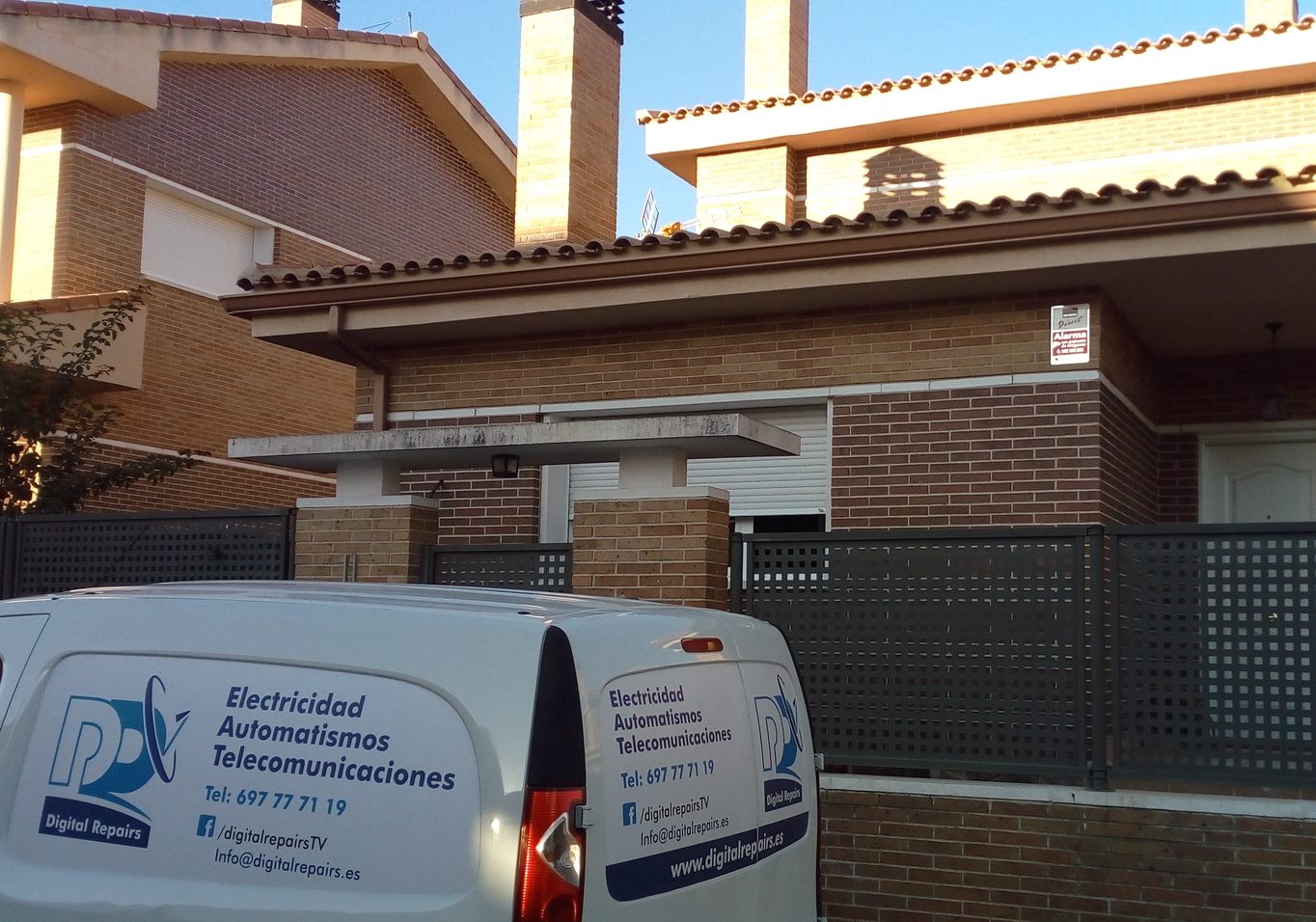 Furgoneta Digital Repairs en cliente de Madrid
