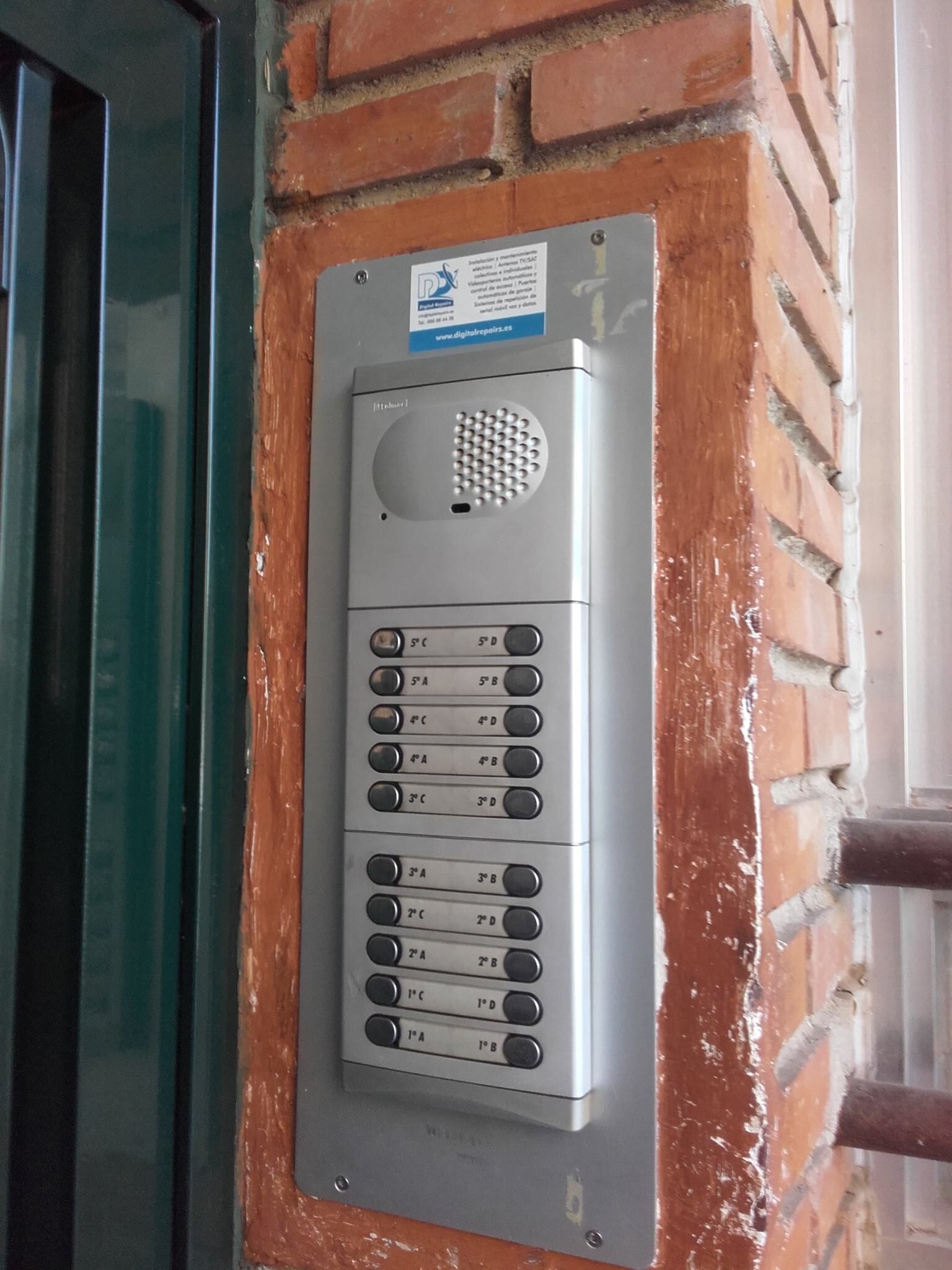 Instalación de portero automático en comunidad de vecinos de Guadalajara realizada por Digital Repairs Soluciones