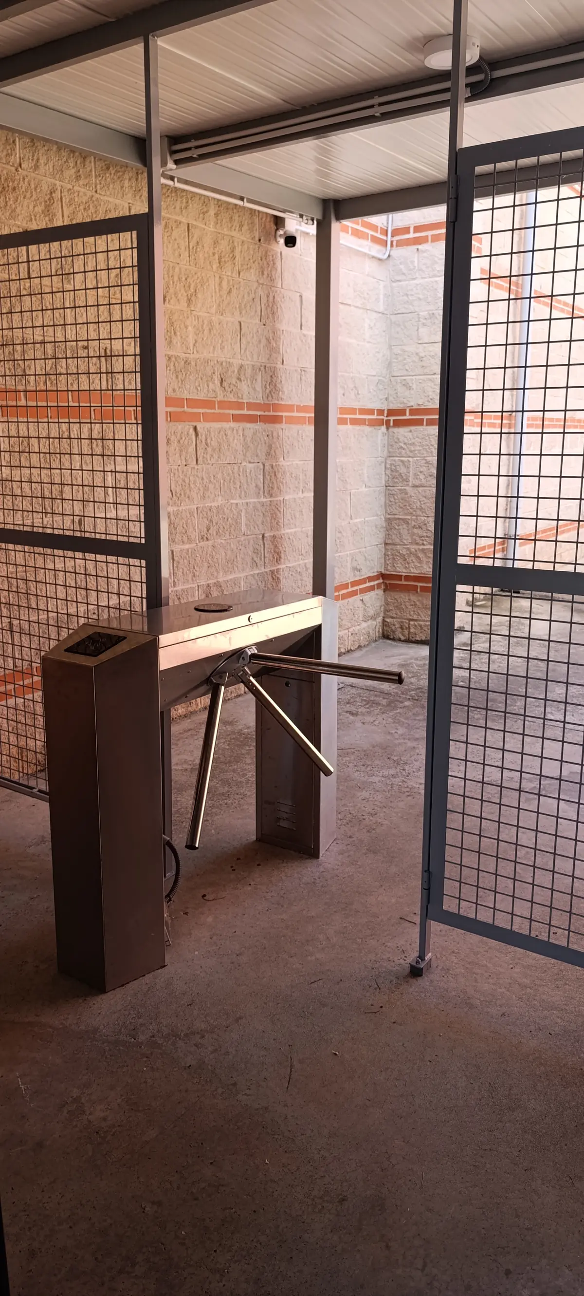 Instalaci&oacute;n real de torno RFID en nave log&iacute;stica del Corredor del Henares