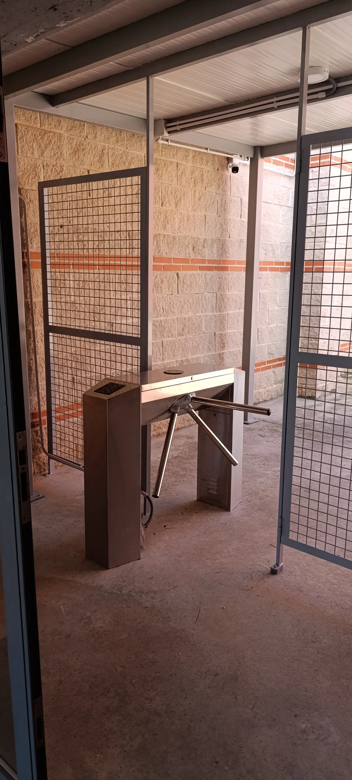 Instalaci&oacute;n torno RFID en pol&iacute;gono industrial Getafe