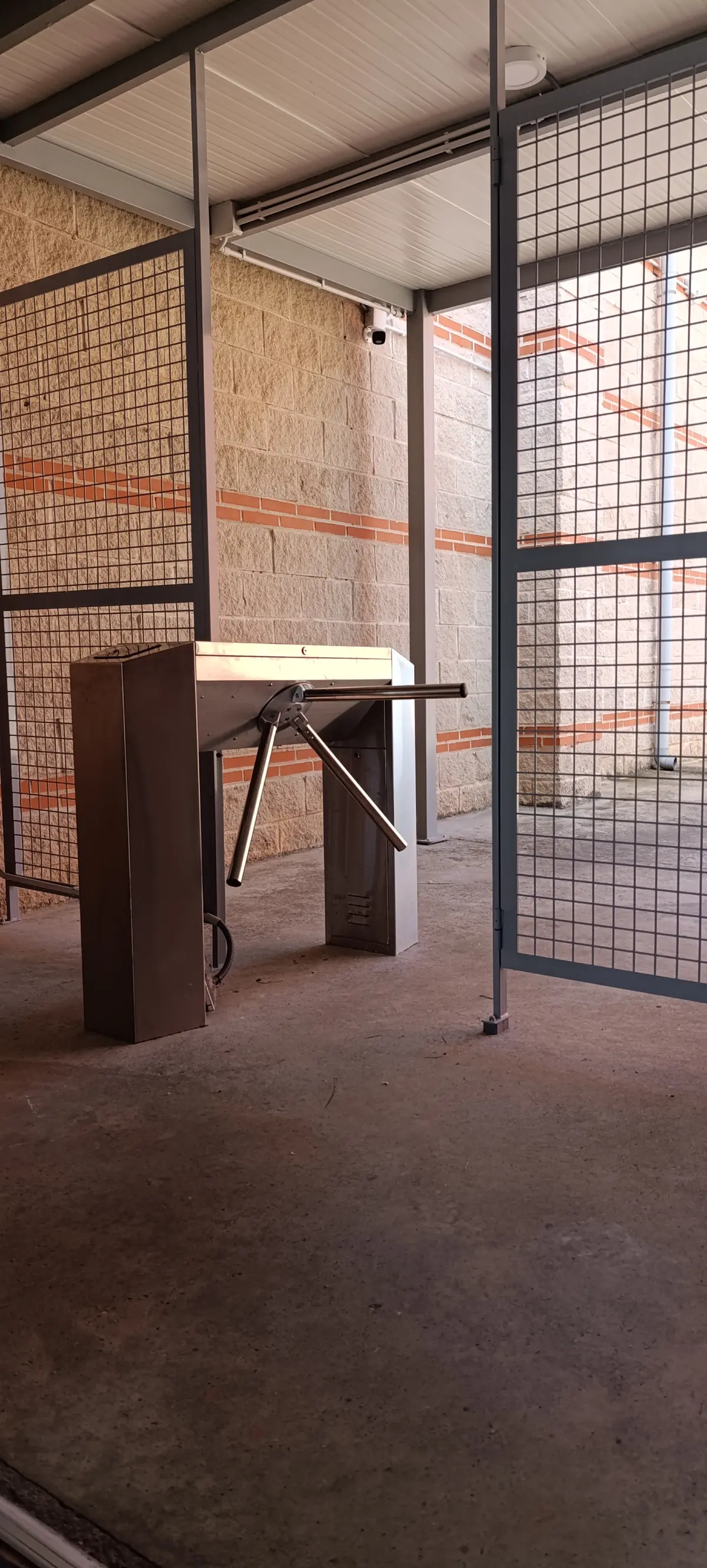 Instalaci&oacute;n torno RFID sede corporativa Alcobendas