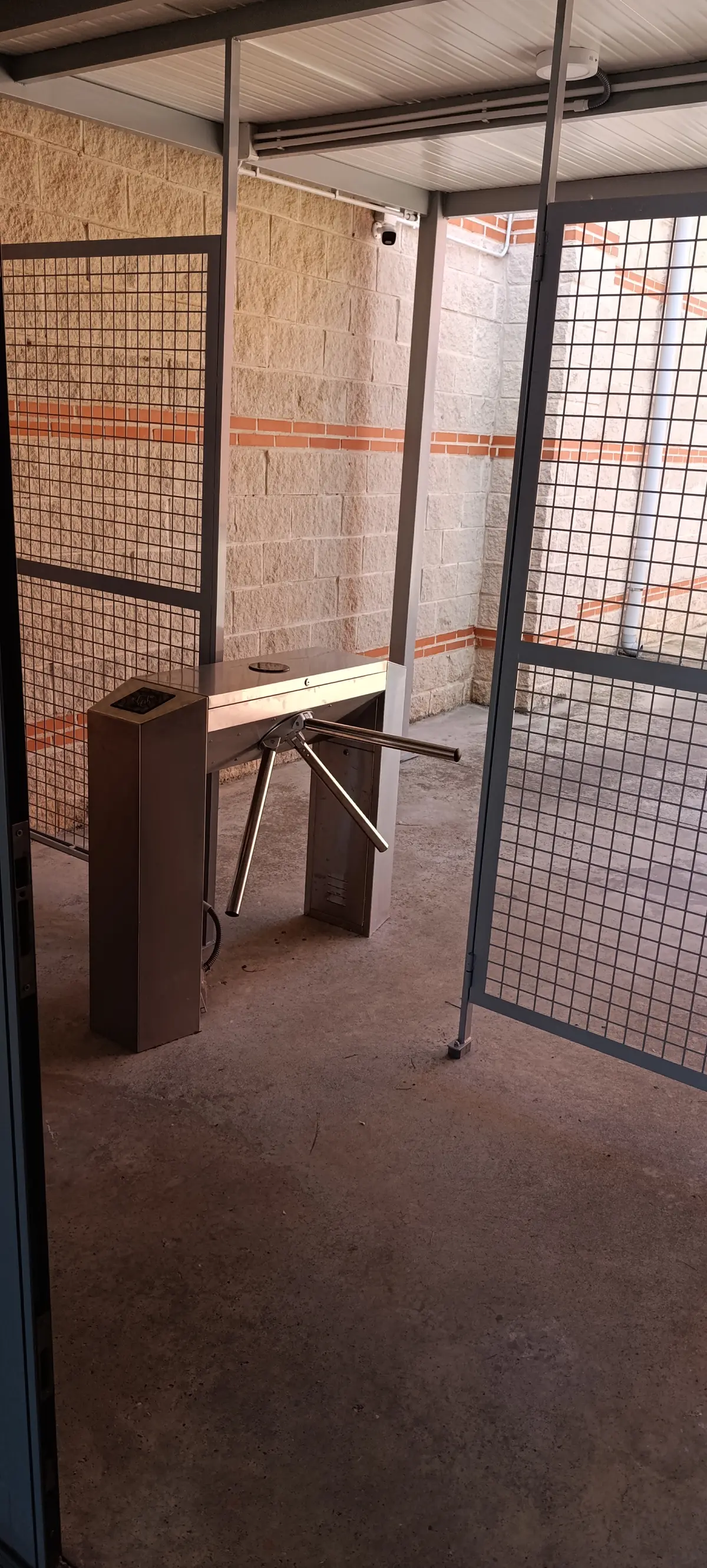 Instalación real de torno control de acceso RFID en Alcalá de Henares - Digital Repairs Soluciones
