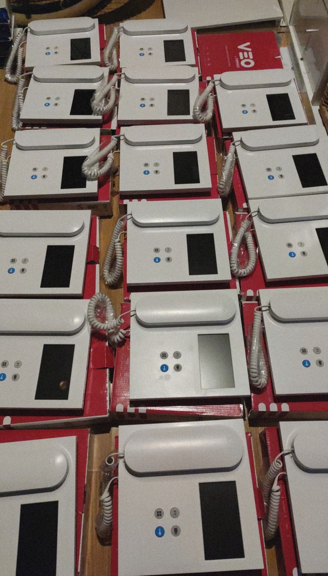 Monitores VEO Fermax preparados para instalar en comunidad de Madrid