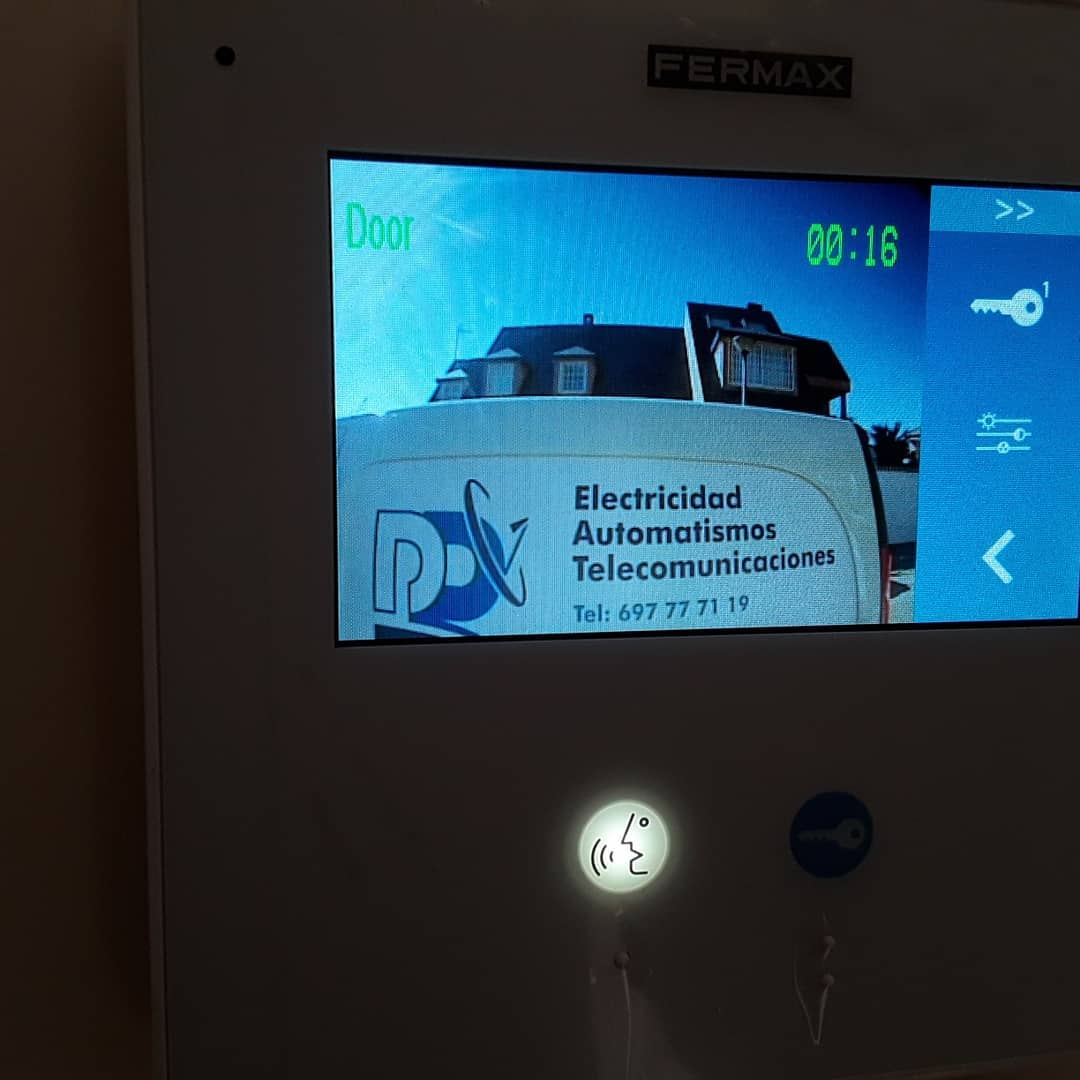 Videoportero Fermax en funcionamiento mostrando la furgoneta de Digital Repairs