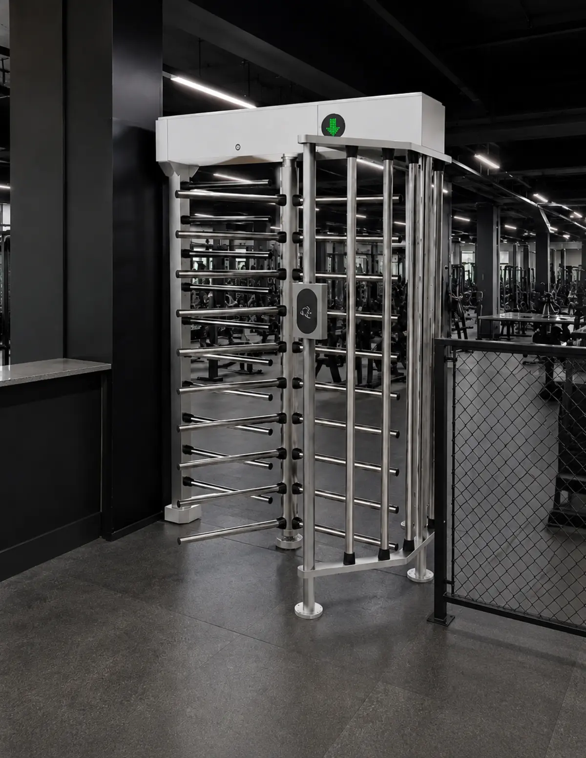 Torno de control de acceso de altura completa instalado en un gimnasio de Alcalá de Henares por Digital Repairs Soluciones