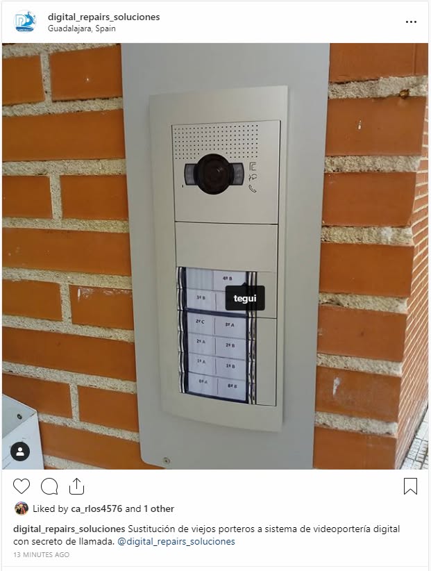 Placa exterior de videoportero Tegui instalada en edificio de Guadalajara