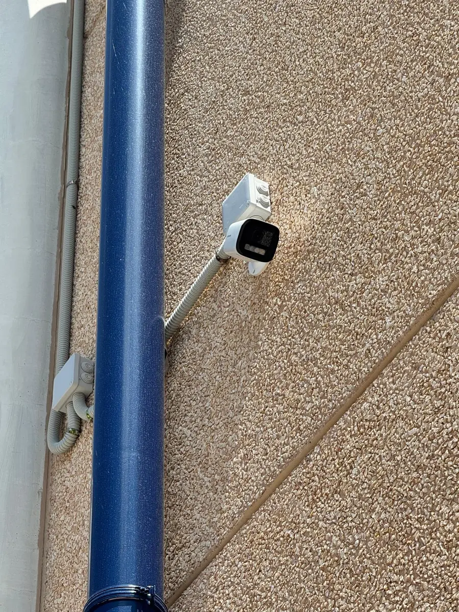 Cámara bullet exterior en bajante de nave industrial - CCTV Alcalá de Henares