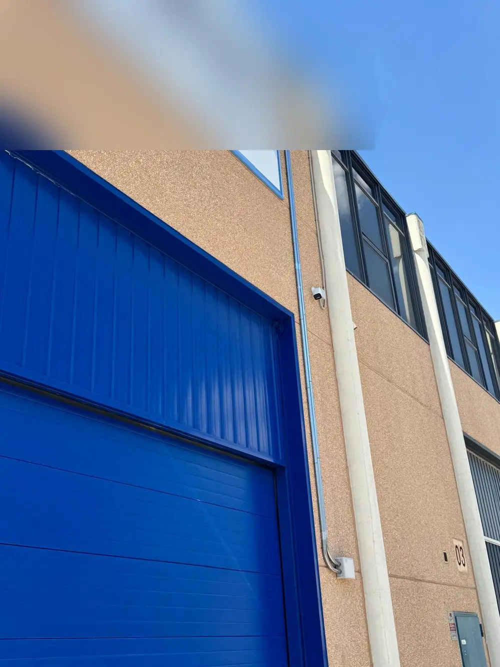 Instalación cámara seguridad en pilar junto a portón industrial - polígono Alcalá de Henares