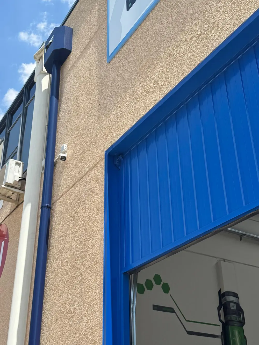 Videovigilancia exterior en esquina de nave industrial Alcalá de Henares