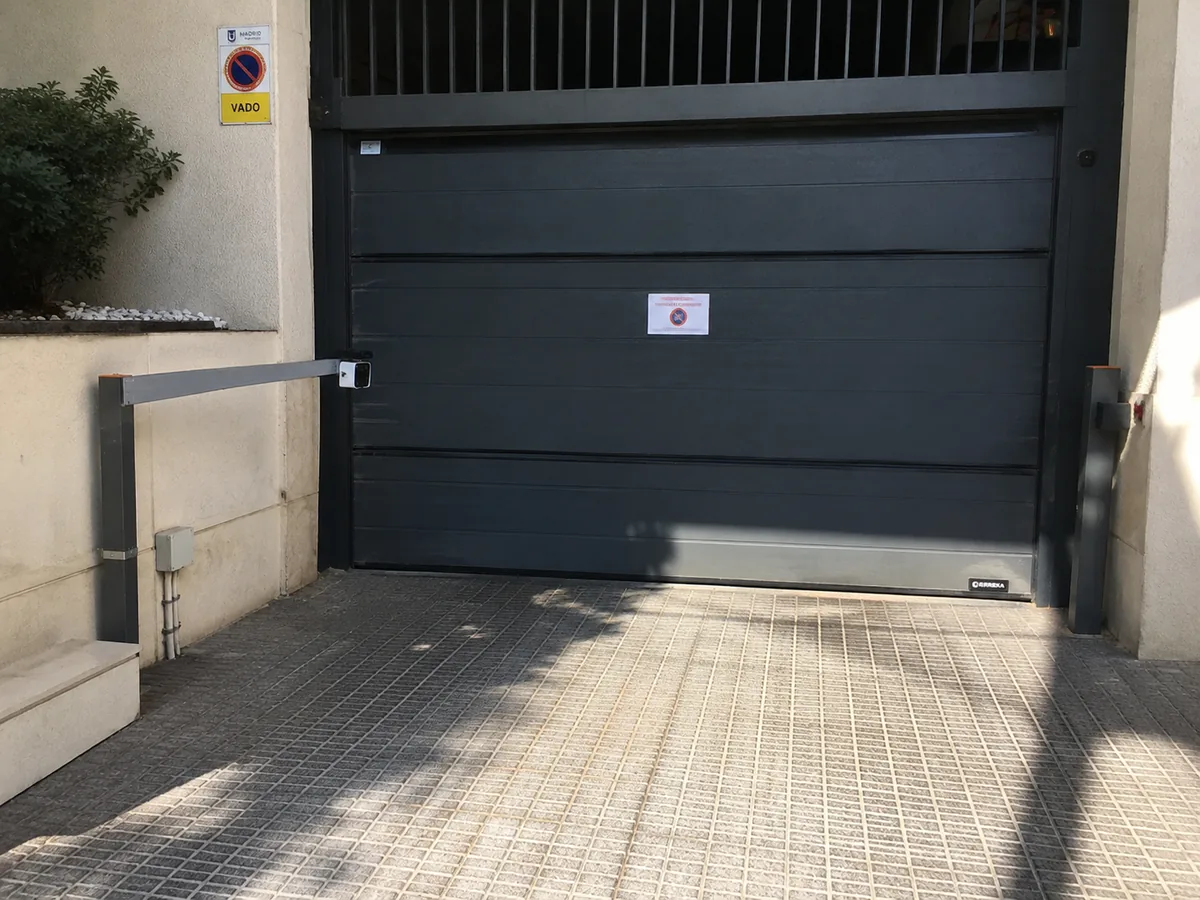 Garaje de comunidad de vecinos en Madrid con lector de matrículas LPR instalado — Digital Repairs Soluciones