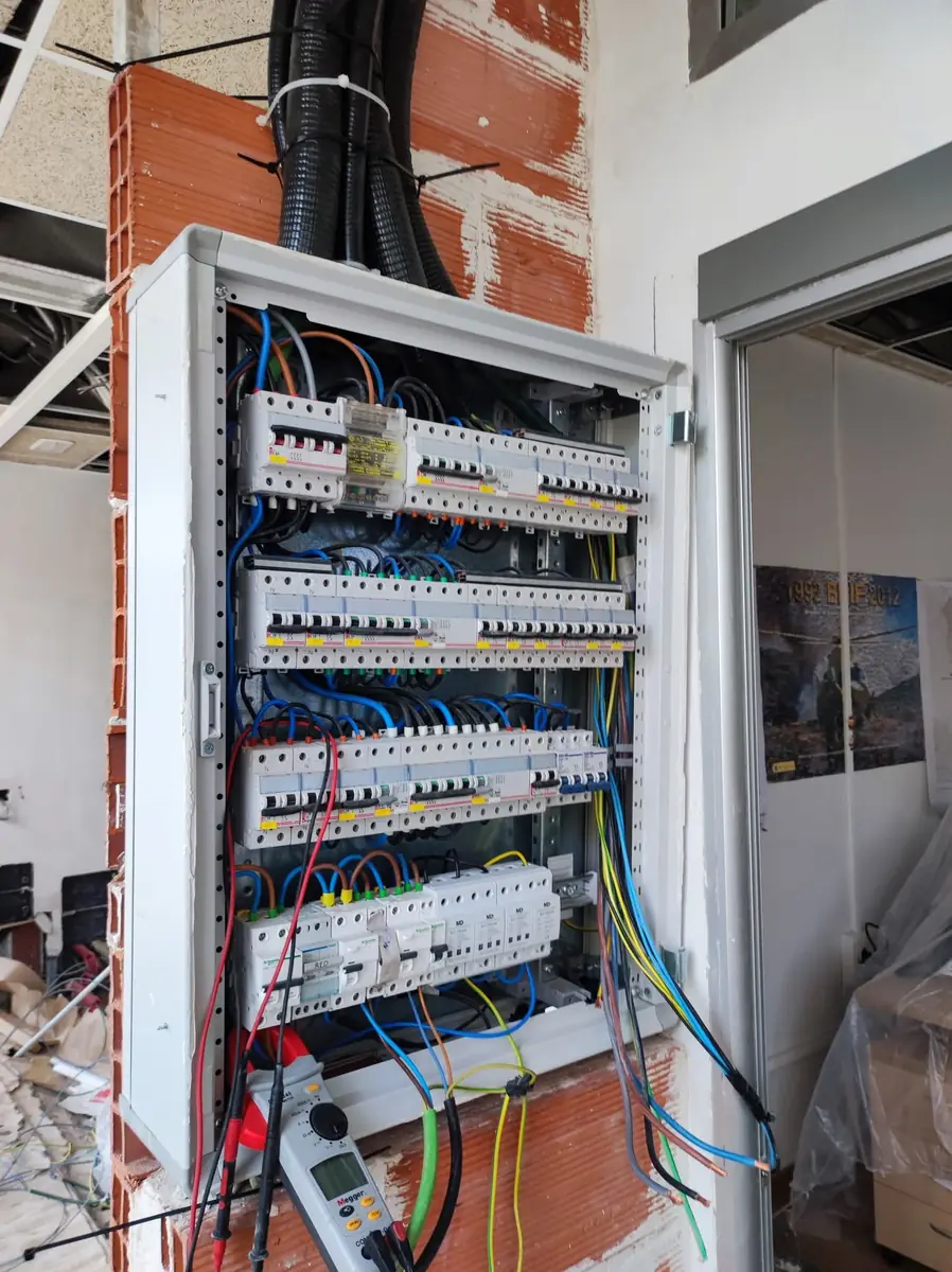 Instalación y conexionado de cuadro eléctrico en obra nueva Guadalajara — Digital Repairs