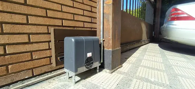 Motor Clemsa instalado en puerta corredera de garaje en Guadalajara — Digital Repairs