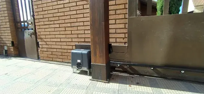 Puerta automática corredera motorizada en Guadalajara — Digital Repairs Soluciones