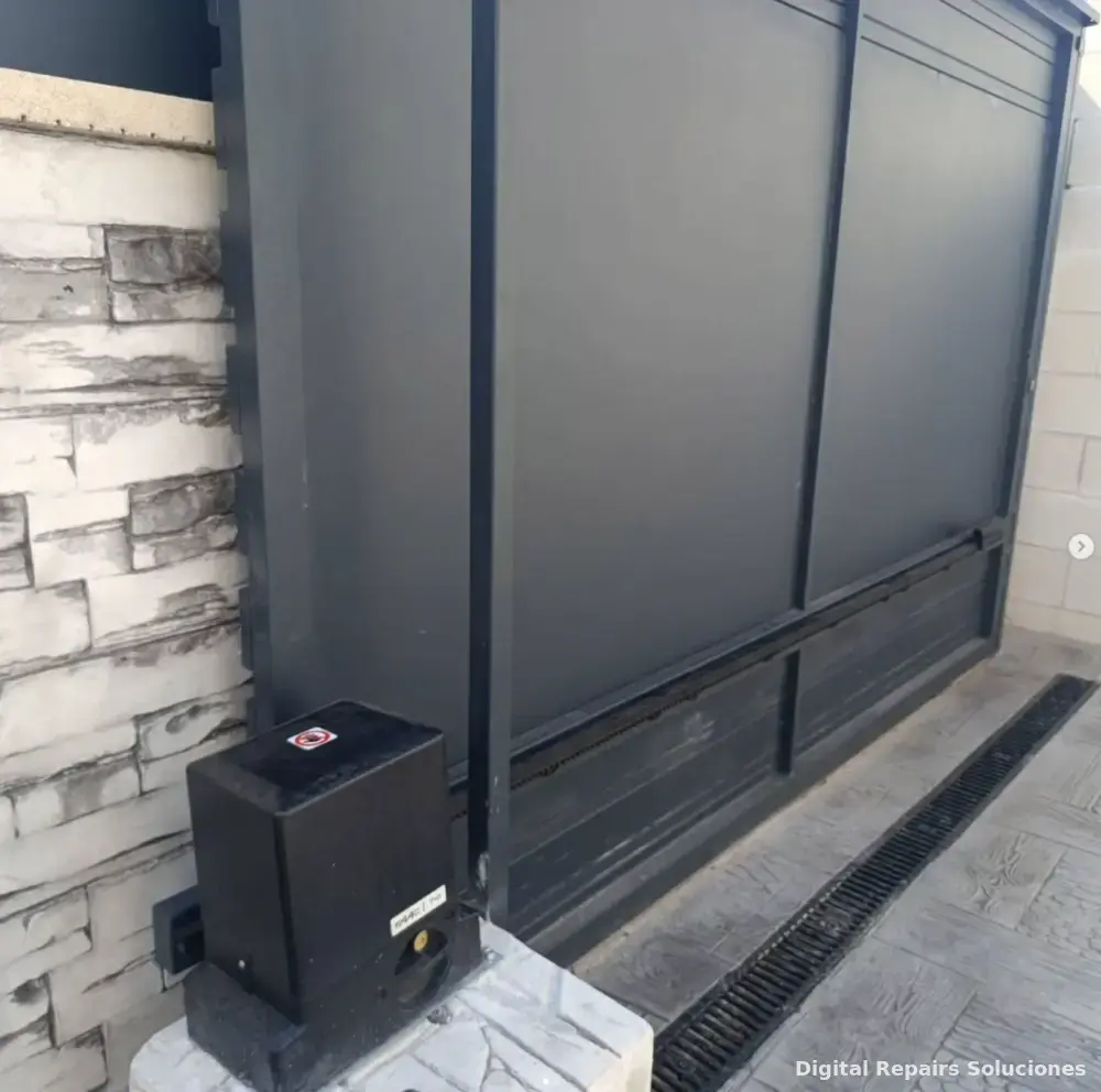 Puerta corredera automática con motor FAAC instalada en Guadalajara — Digital Repairs Soluciones