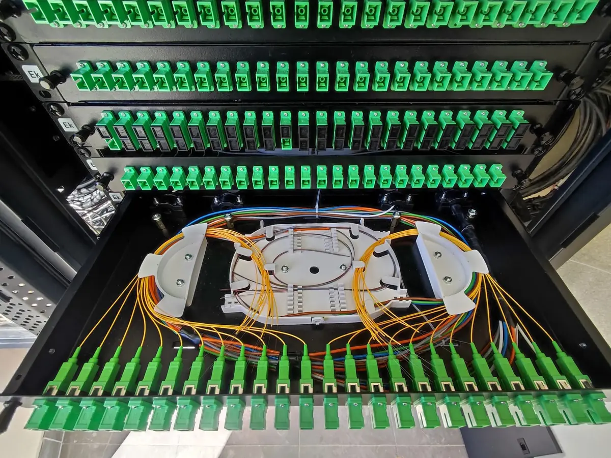 Rack de fibras instalado en RITS en Guadalajara — Digital Repairs Soluciones