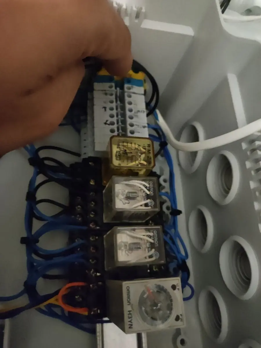 Reparación eléctrica de relés y secuenciadores en cuadro industrial — Digital Repairs Guadalajara