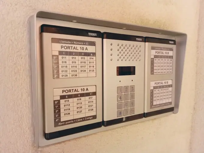 Sistema de control de accesos en comunidad de vecinos Guadalajara